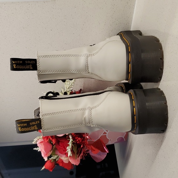 Unisex DR. MARTENS JADON white leather boots (sz W5 - M4) - Picture 7 of 10